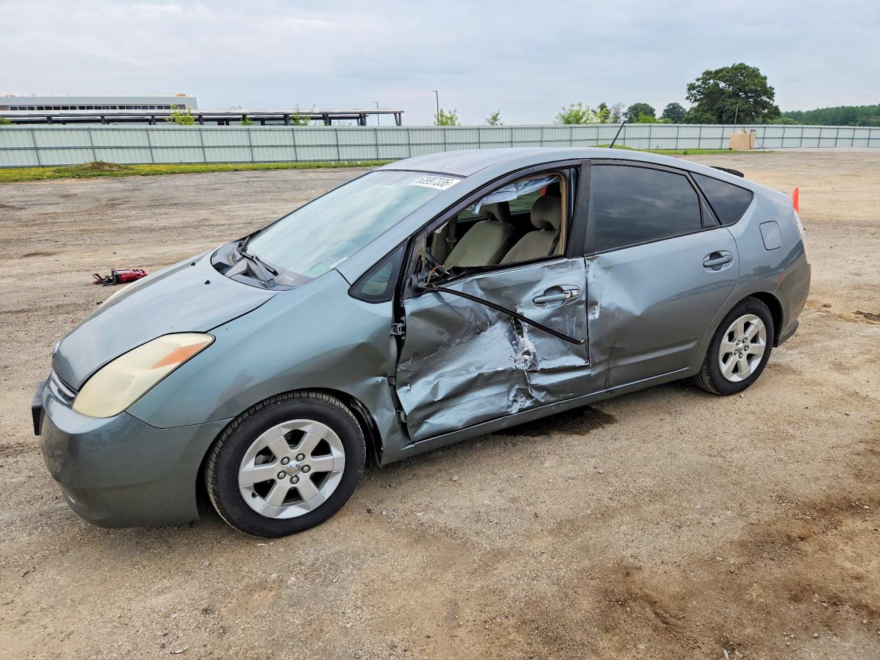 2004 Toyota Prius, VIN JTDKB20U940088733 — Side