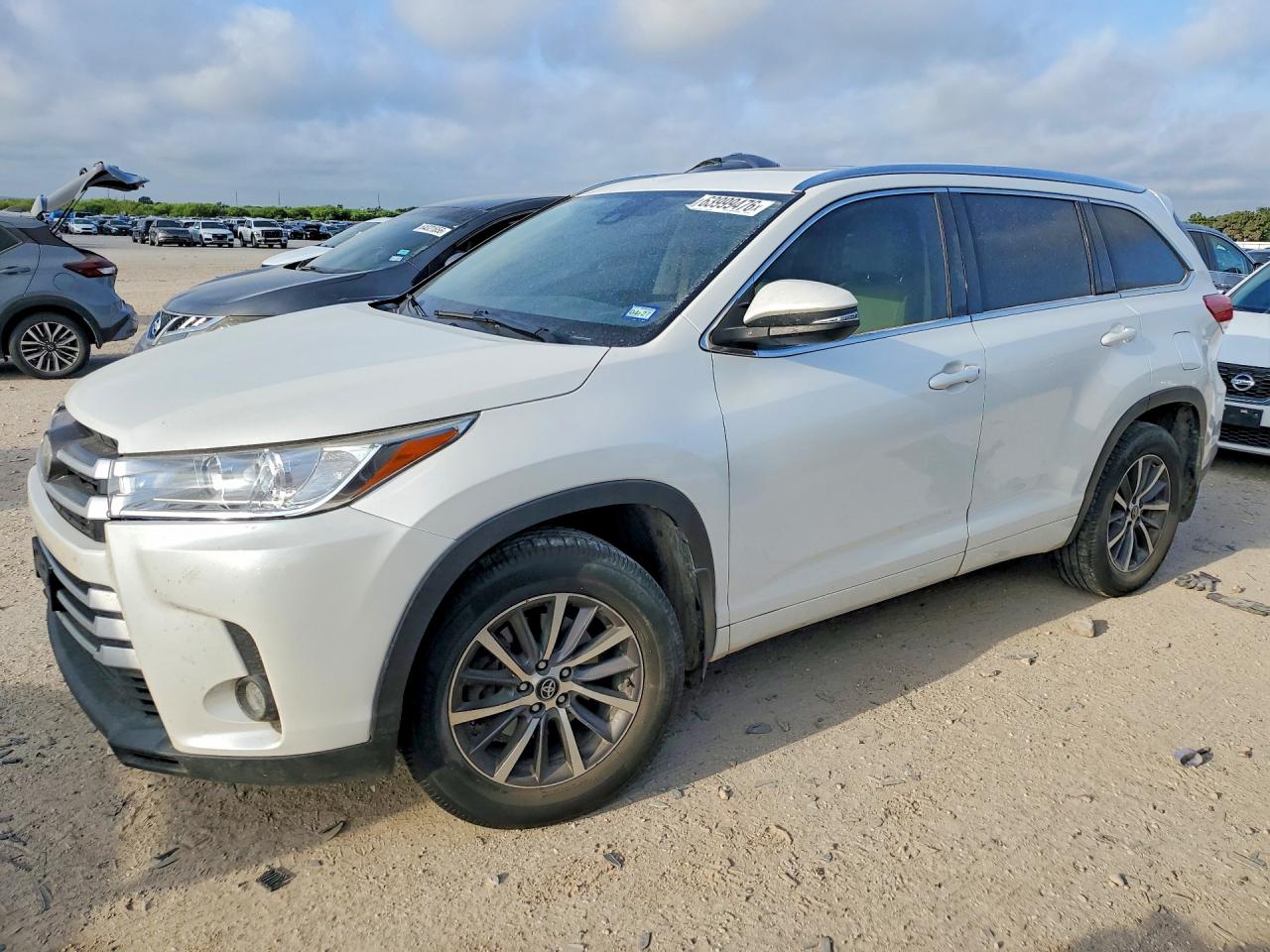 2017 Toyota Highlander XLE, VIN 5TDJZRFH0HS416912 — Minor dents and scratches
