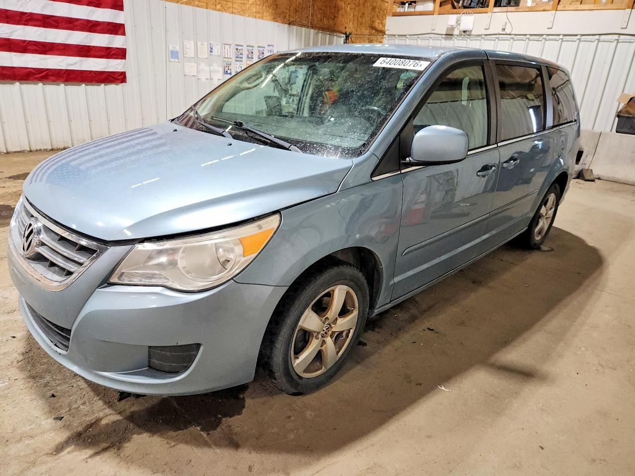 2010 Volkswagen Routan SE, VIN 2V4RW3D18AR236967 — Normal wear