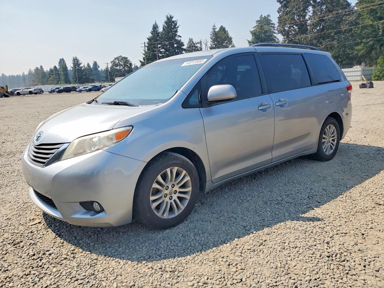 2014 Toyota Sienna XLE, VIN 5TDYK3DCXES461052 — Side