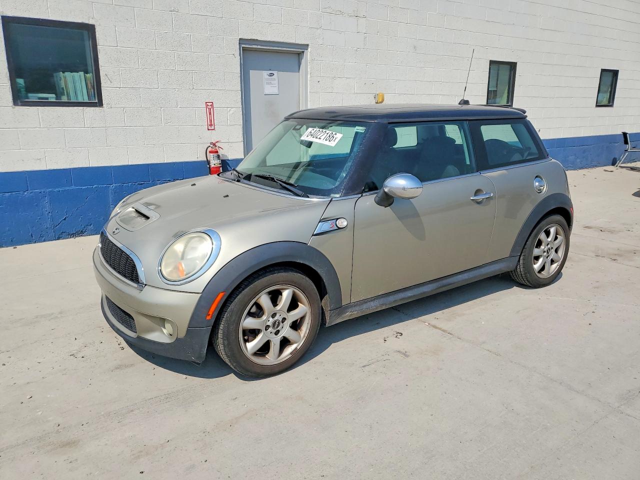 2009 MINI Hardtop S, VIN WMWMF73569TT94340 — Механическое