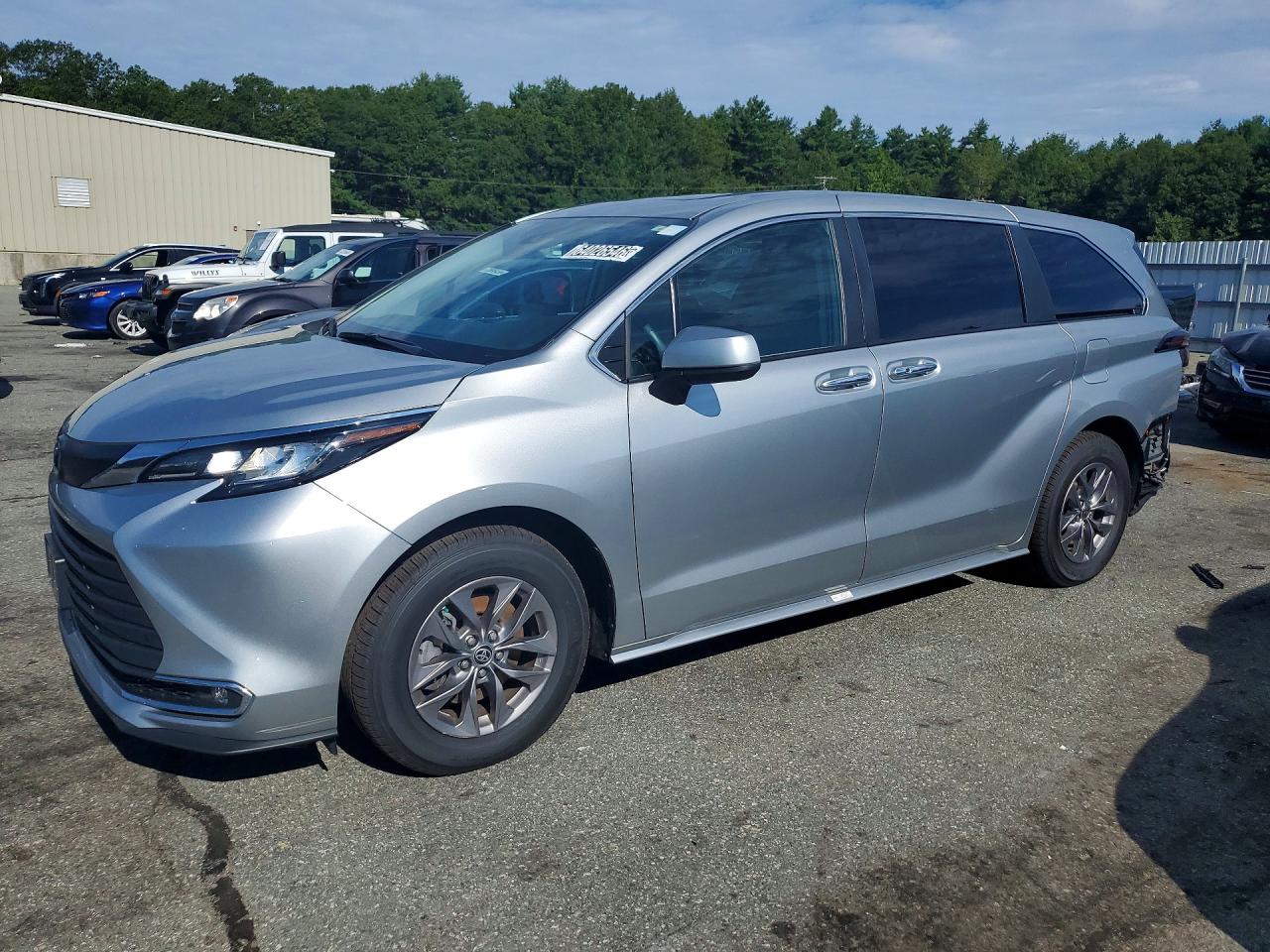 2023 Toyota Sienna XLE, VIN 5TDYSKFC1PS100142 — Зад