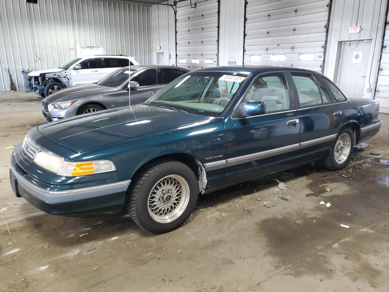1994 Ford Crown Victoria LX, VIN 2FALP74W2RX190517 — Rear end