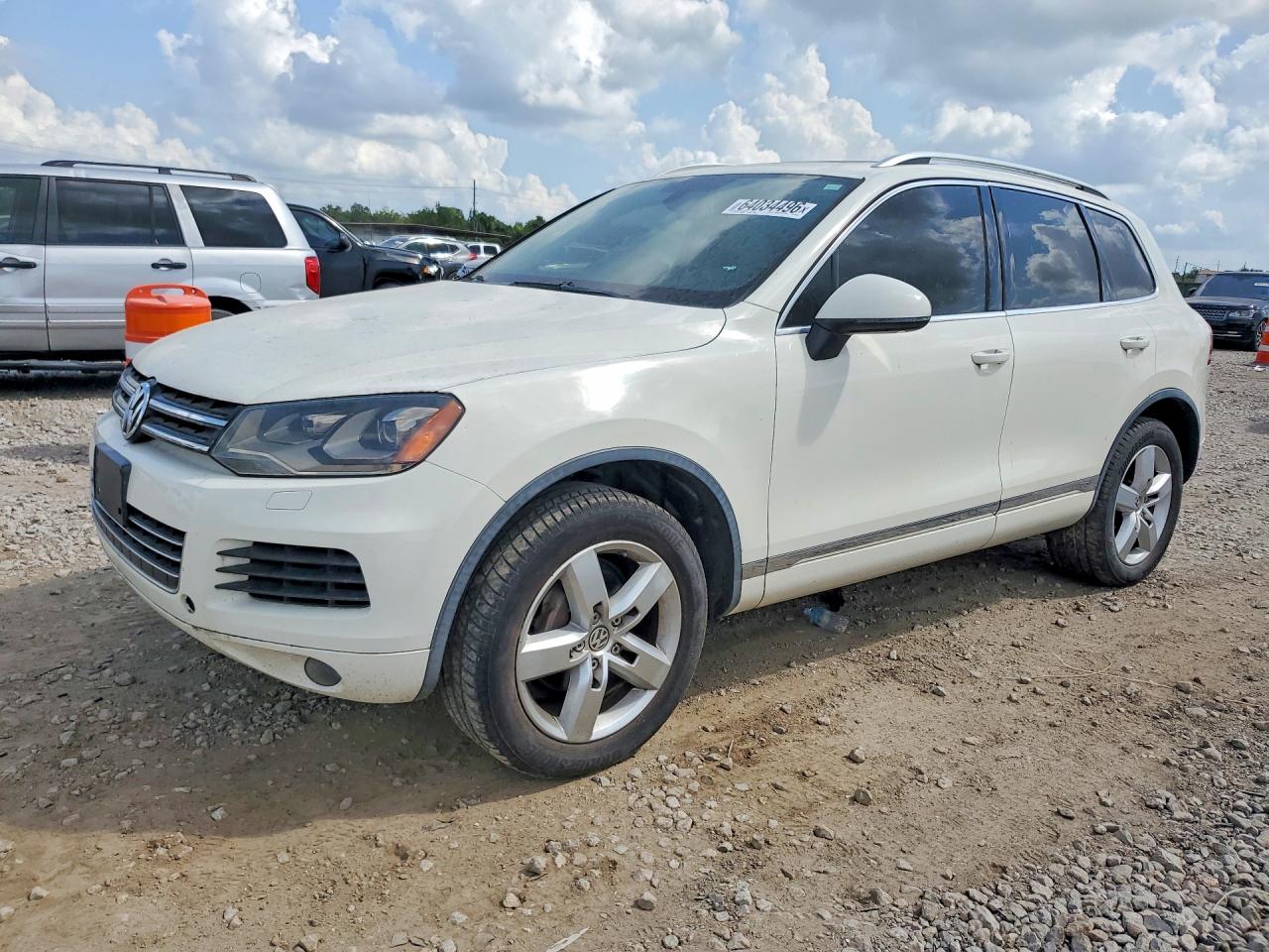 2011 Volkswagen Touareg Sport, VIN WVGFF9BP4BD005832 — Мелкие вмятины и царапины