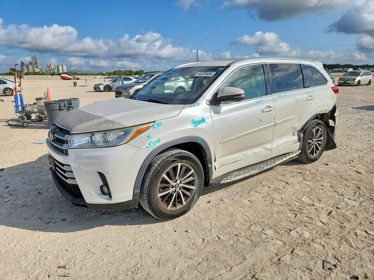 2017 Toyota Highlander XLE, VIN 5TDKZRFH8HS204375 — Side