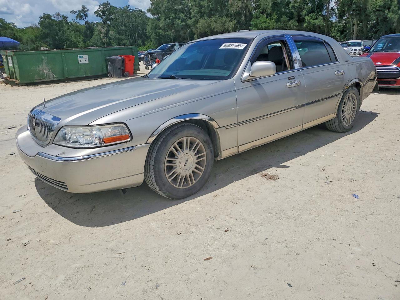 2006 Lincoln Town Car Designer Series, VIN 1LNHM83W56Y648140 — Rear end