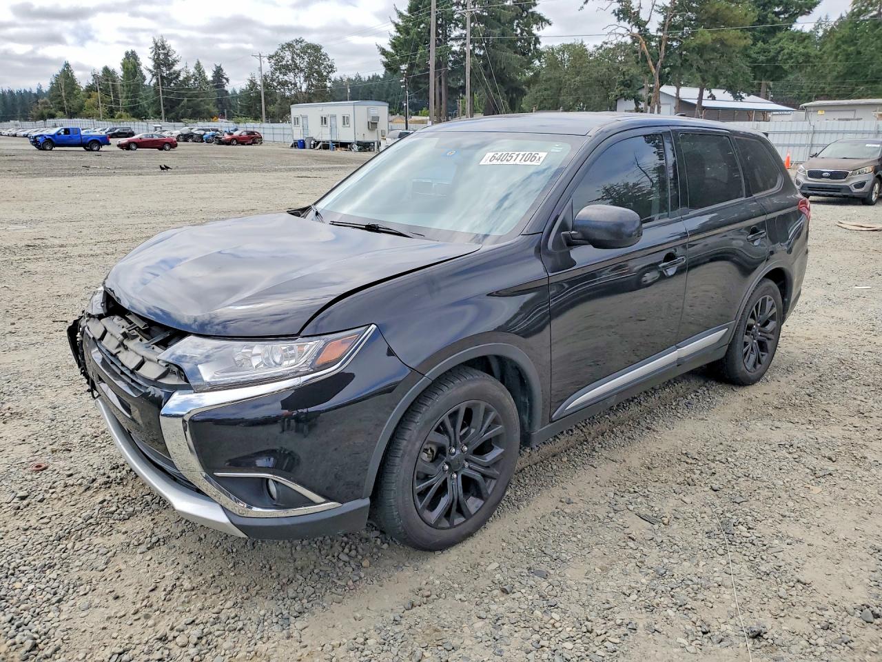 2018 Mitsubishi Outlander ES, VIN JA4AD2A36JZ009905 — Перед
