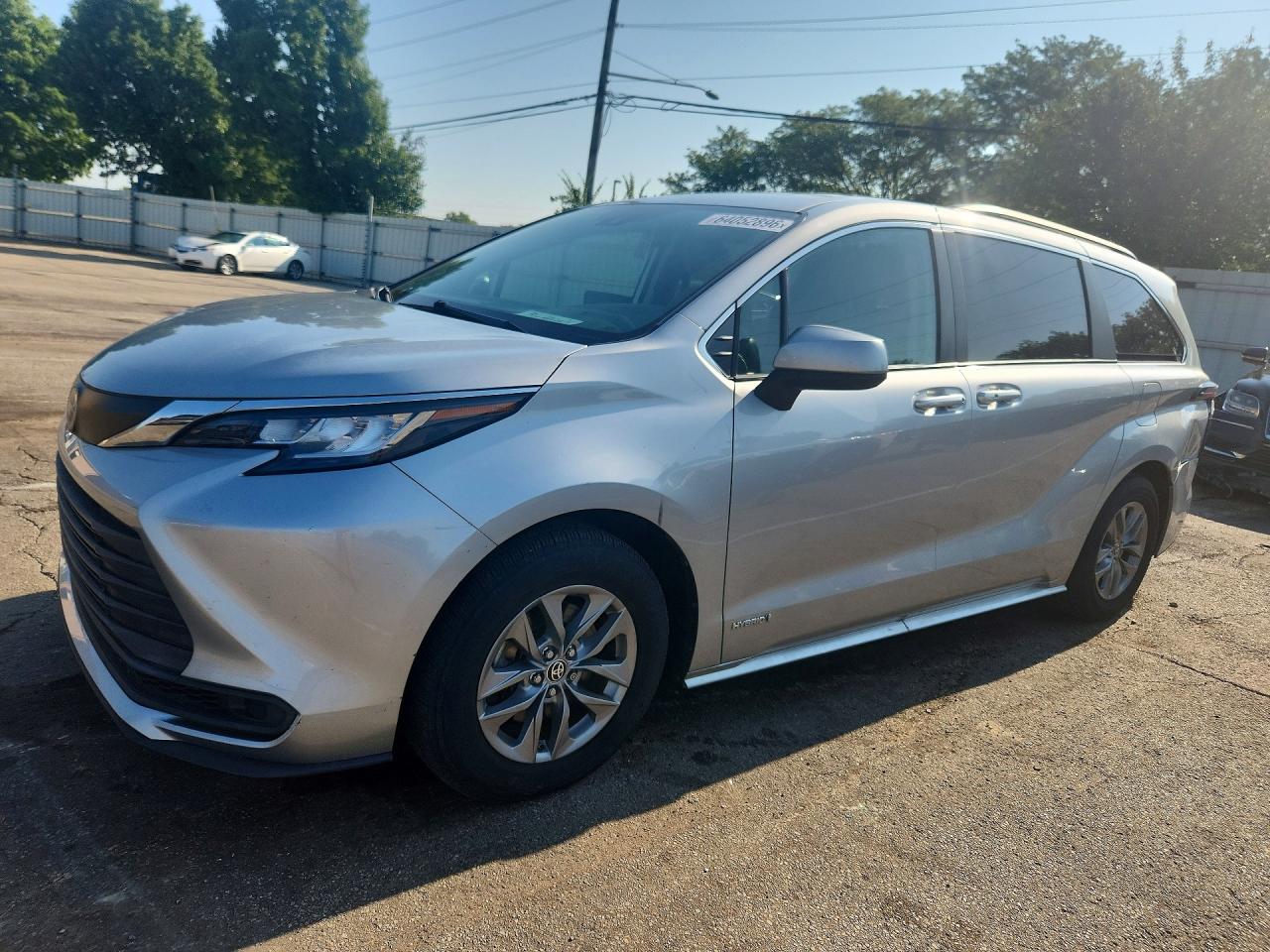 2021 Toyota Sienna LE, VIN 5TDKRKEC3MS073086 — Зад