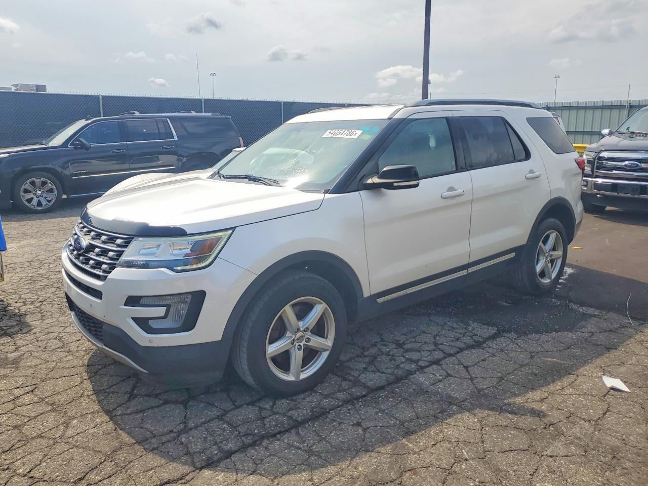 2017 Ford Explorer XLT, VIN 1FM5K8D89HGA45161 — Side