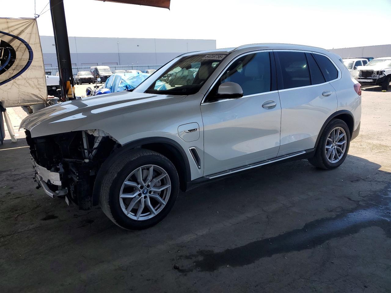 2022 BMW X5 xDrive45e, VIN 5UXTA6C07N9J40007 — Front end
