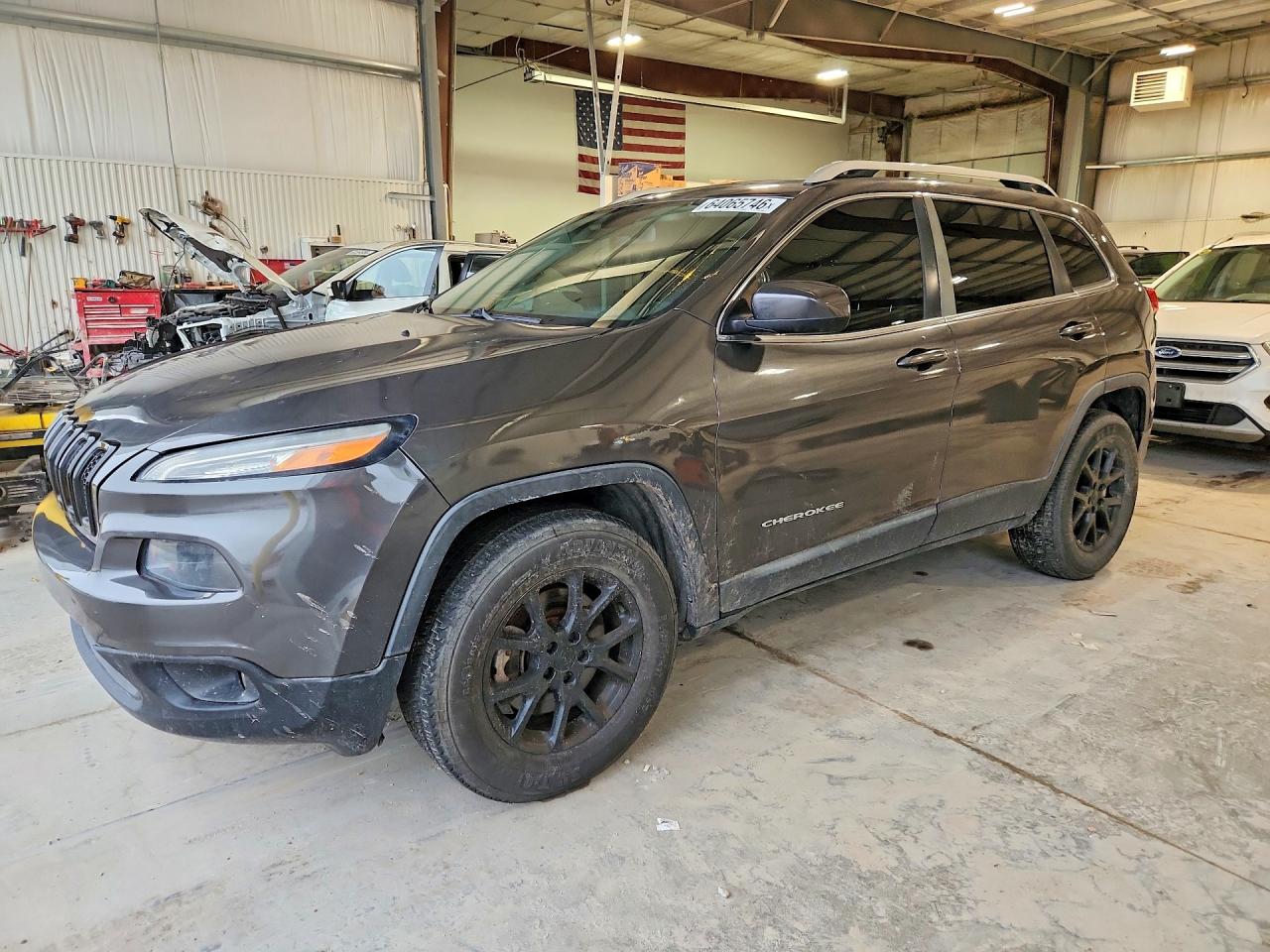 2015 Jeep Cherokee Latitude, VIN 1C4PJLCB8FW695473 — Перед