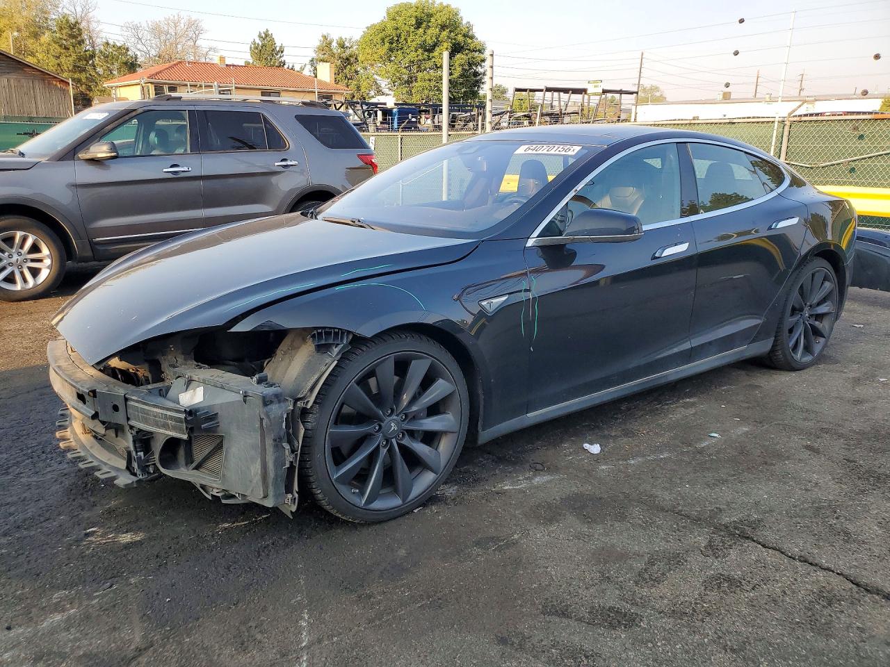 2015 Tesla Model S 85D, VIN 5YJSA1E25FF108842 — Перед