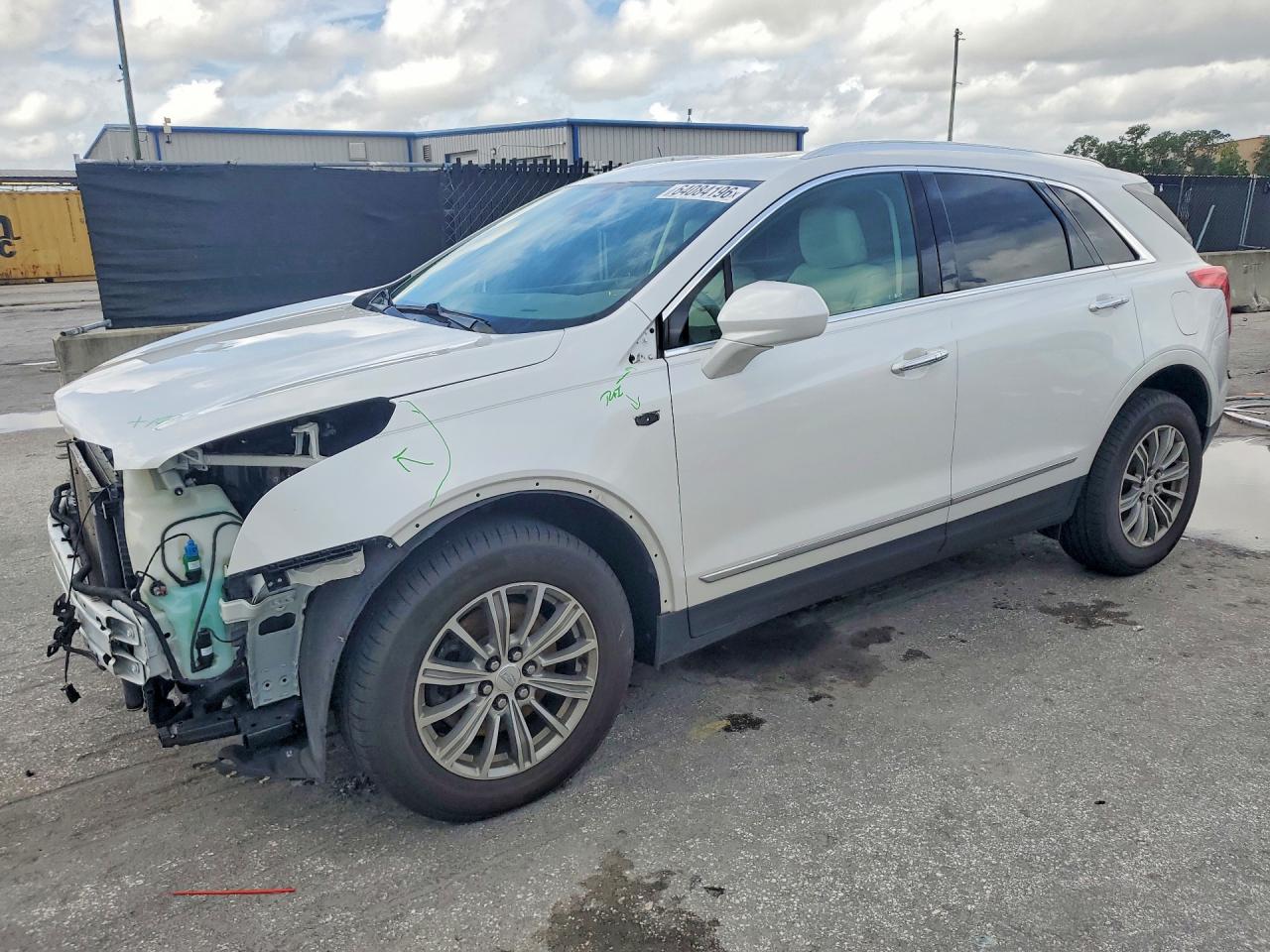 2017 Cadillac XT5 Luxury FWD, VIN 1GYKNBRS2HZ217500 — Перед