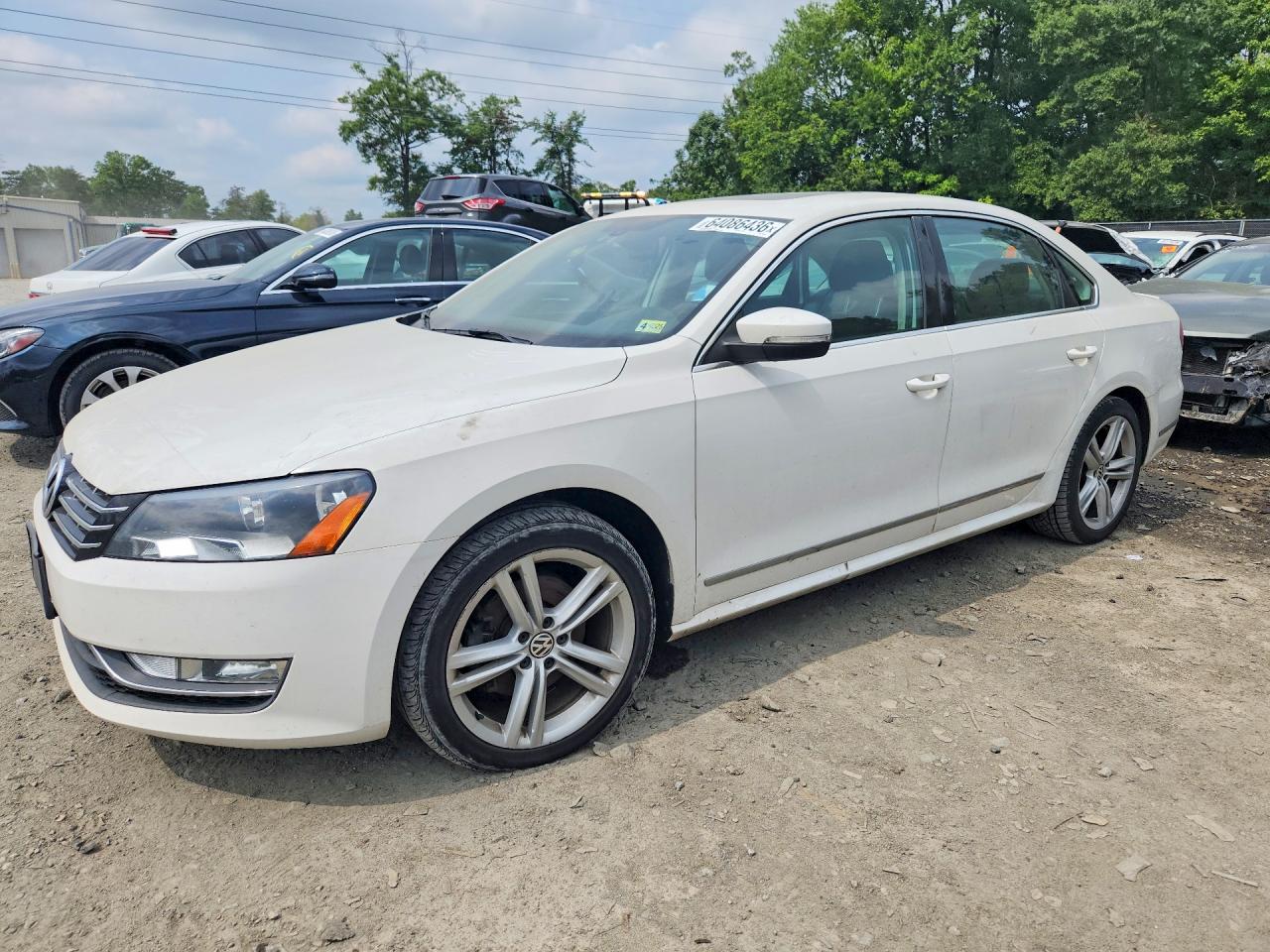 2013 Volkswagen Passat SEL Premium, VIN 1VWCN7A39DC003724 — Front end