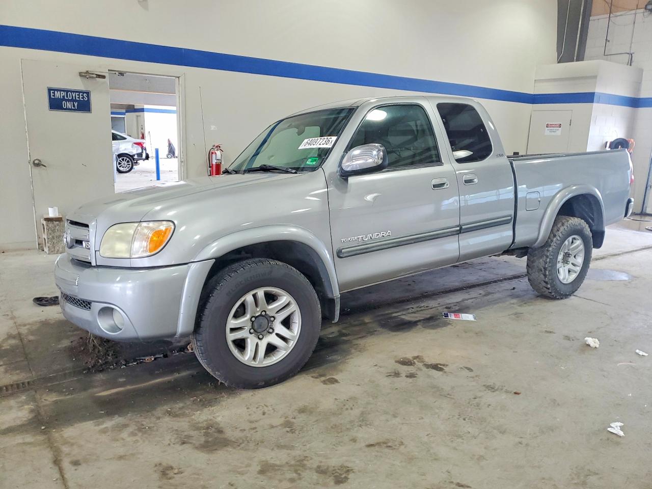 2005 Toyota Tundra SR5, VIN 5TBBT44175S462871 — Бок