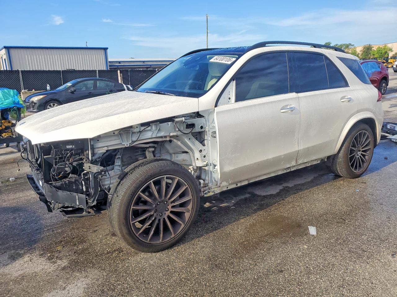 2022 Mercedes-Benz GLE 350, VIN 4JGFB4KB8NA670371 — Перед