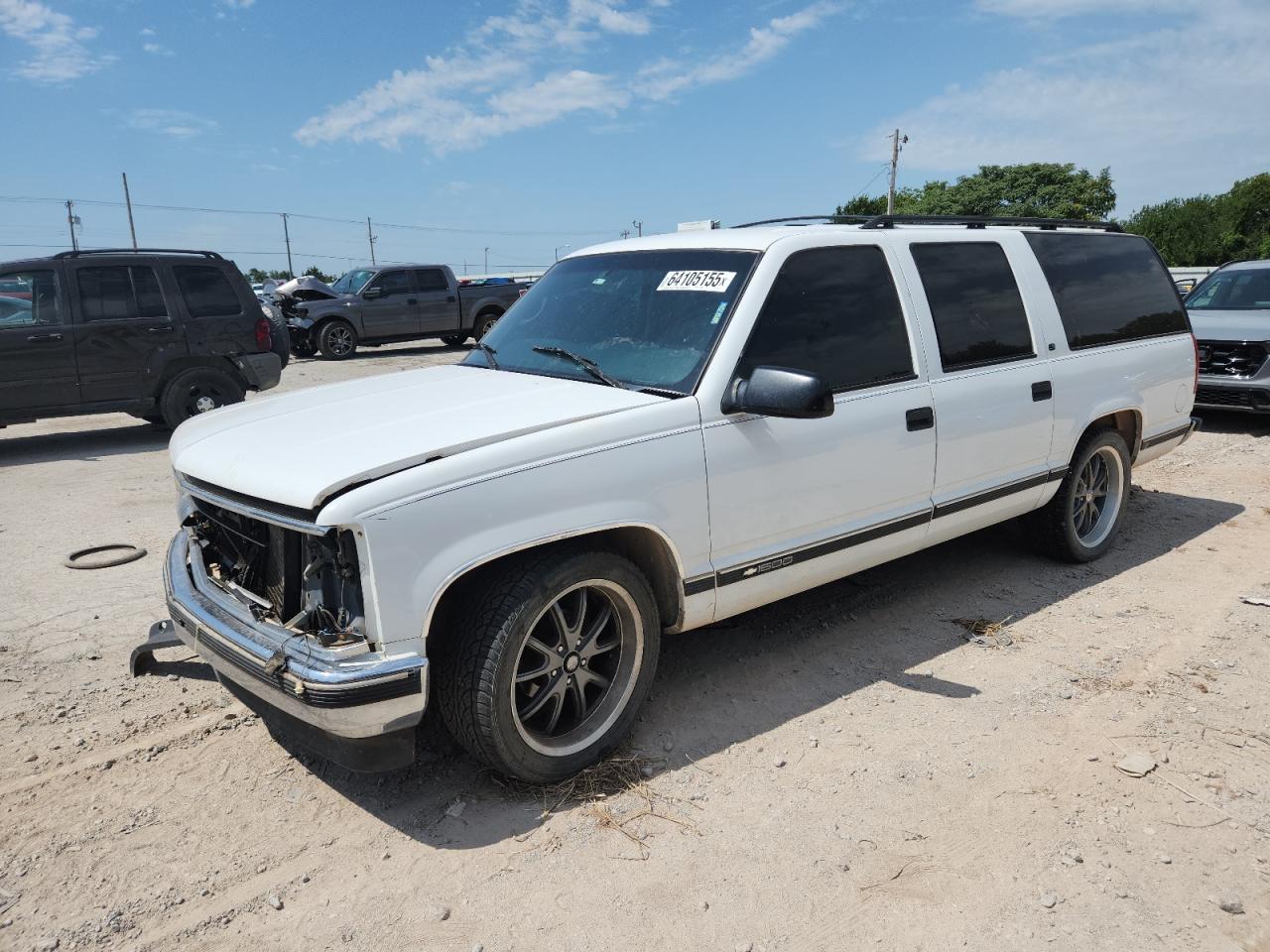 1997 Chevrolet Suburban, VIN 3GNEC16R0VG173651 — Front end