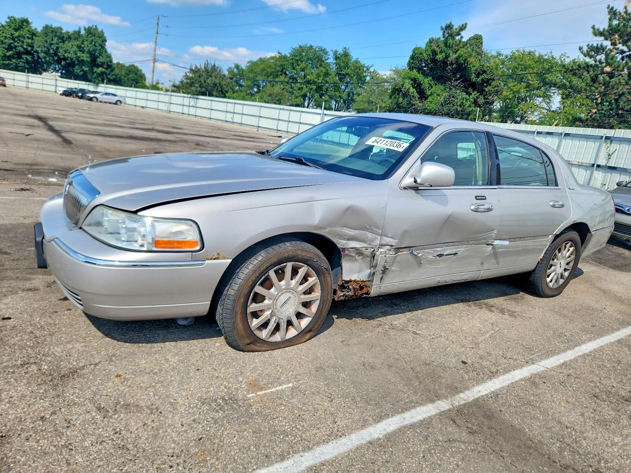 2007 Lincoln Town Car Signature, VIN 1LNHM81W67Y601087 — Side
