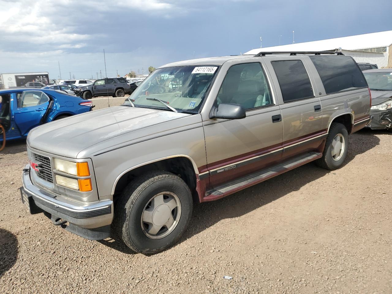 1998 GMC Suburban, VIN 1GKFK16RXWJ721305 — Minor dents and scratches
