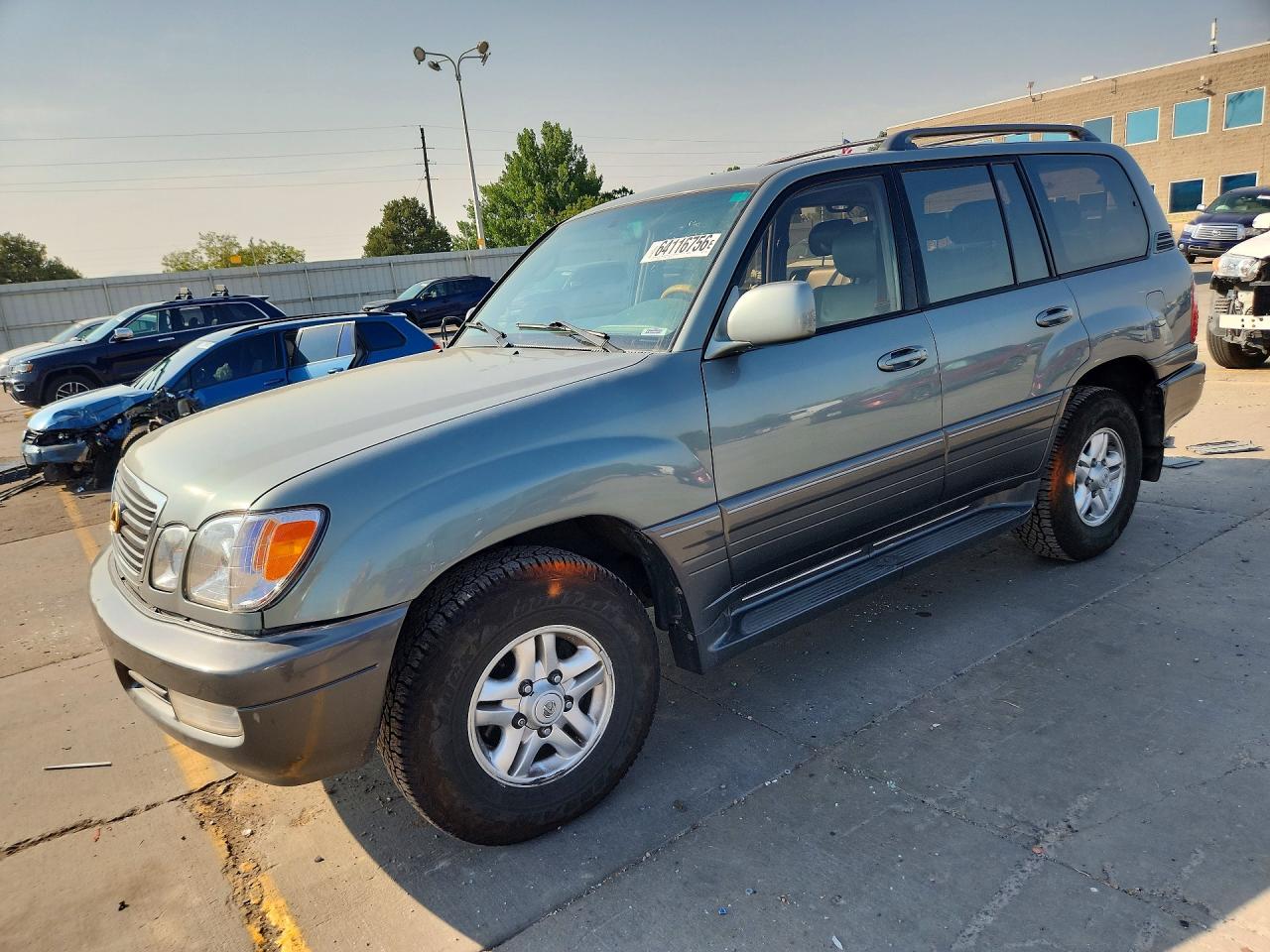 2001 Lexus LX 470, VIN JTJHT00W313511312 — Front end