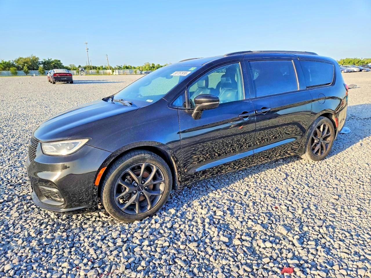 2022 Chrysler Pacifica Touring L, VIN 2C4RC1BG8NR106997 — Перед