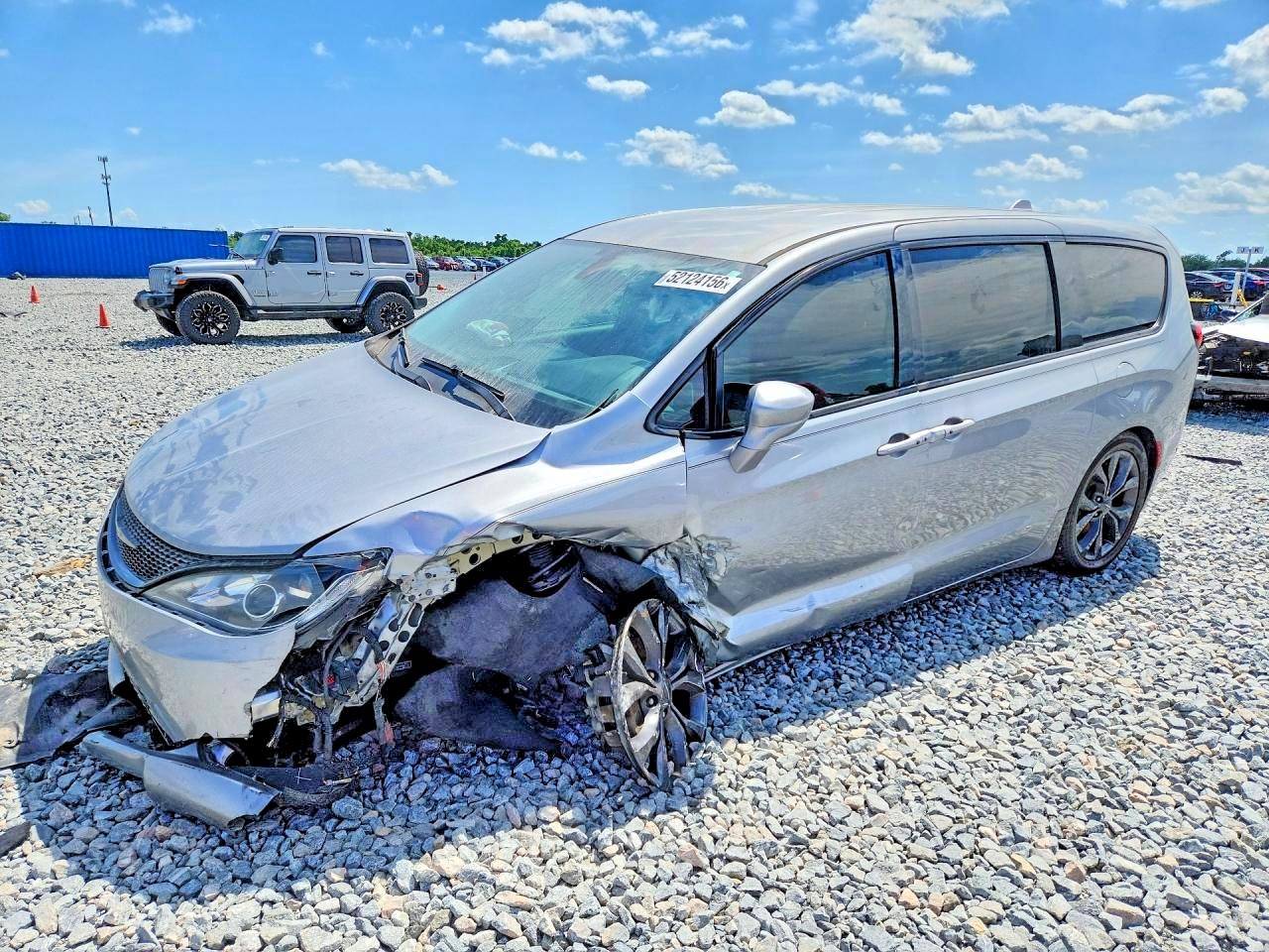 2020 Chrysler Pacifica Touring, VIN 2C4RC1FG8LR120079 — Front end