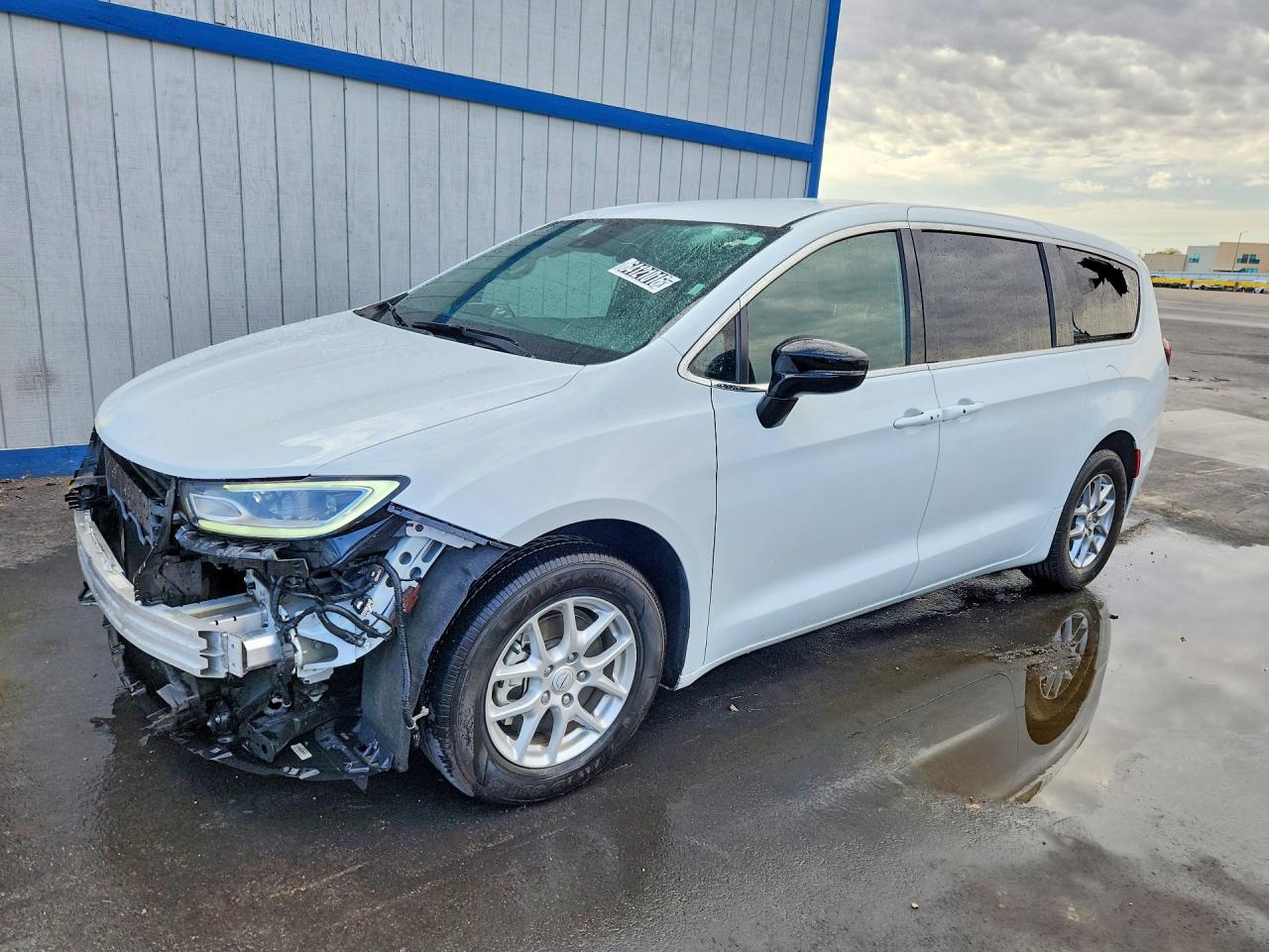 2025 Chrysler Pacifica Select, VIN 2C4RC1BG7SR612462 — Front end