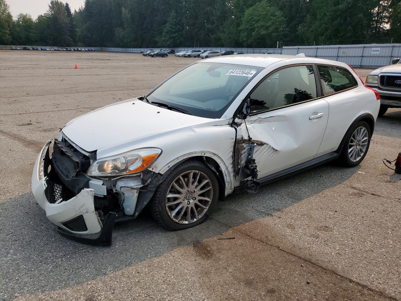 2011 Volvo C30, VIN YV1672MK9B2222860 — Front end