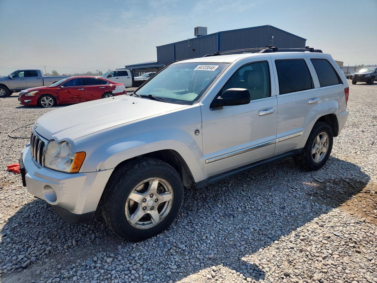 2005 Jeep Grand Cherokee Limited, VIN 1J4HR58N15C611077 — Side