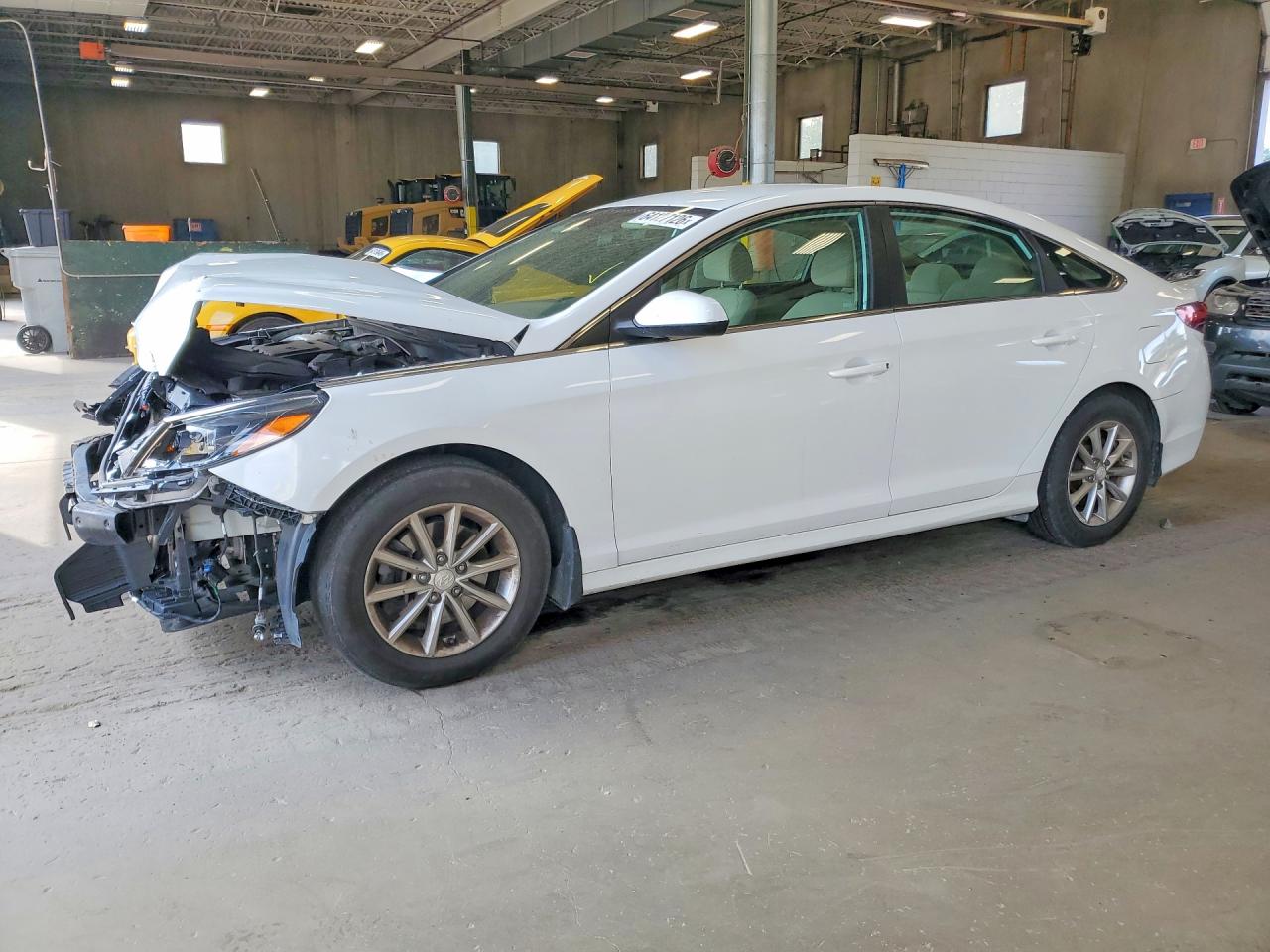 2019 Hyundai Sonata SE, VIN 5NPE24AF2KH810830 — Перед