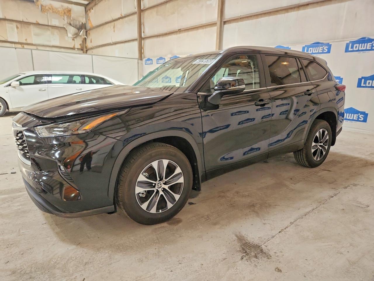 2026 Toyota Highlander XLE, VIN 5TDKDRBH1TS611158 — Side
