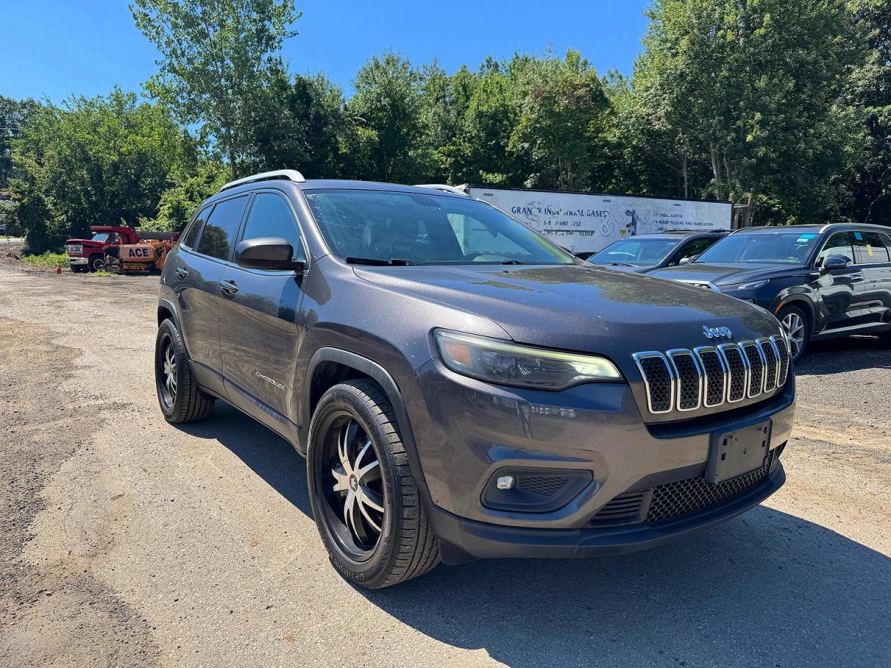 2019 Jeep Cherokee Latitude Plus, VIN 1C4PJMLB9KD182017 — Normal wear