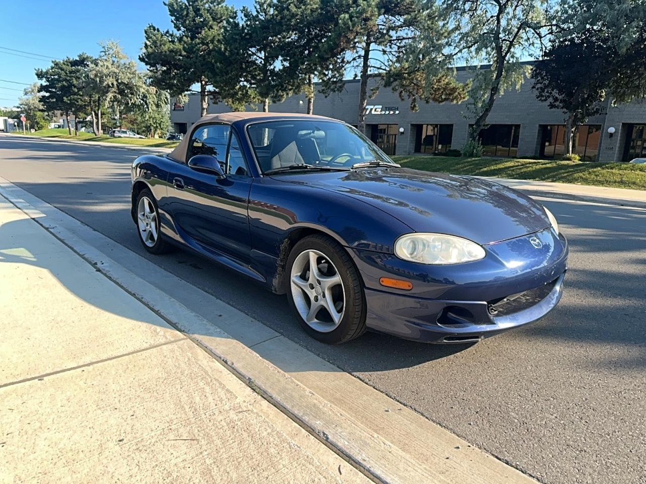 2001 Mazda MX-5 Miata, VIN JM1NB353810209184 — Normal wear