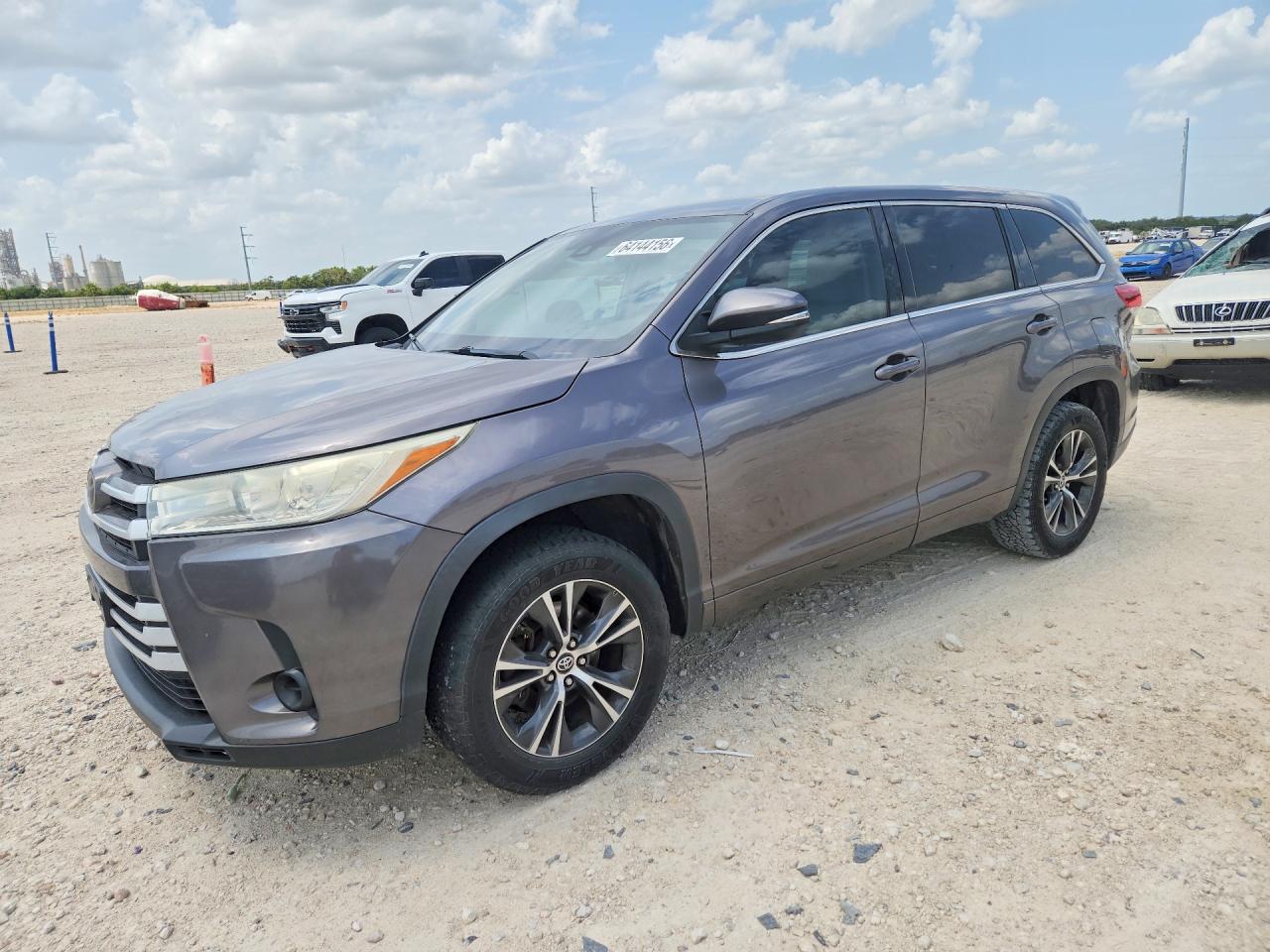 2018 Toyota Highlander LE, VIN 5TDZARFH4JS034253 — Minor dents and scratches