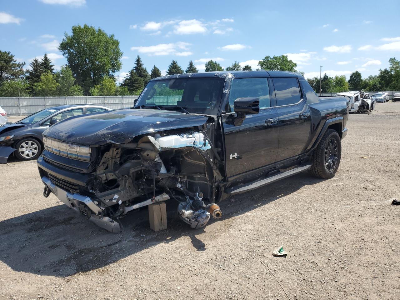 2025 GMC HUMMER EV Pickup 2X, VIN 1GT40BDD9SU112026 — Front end