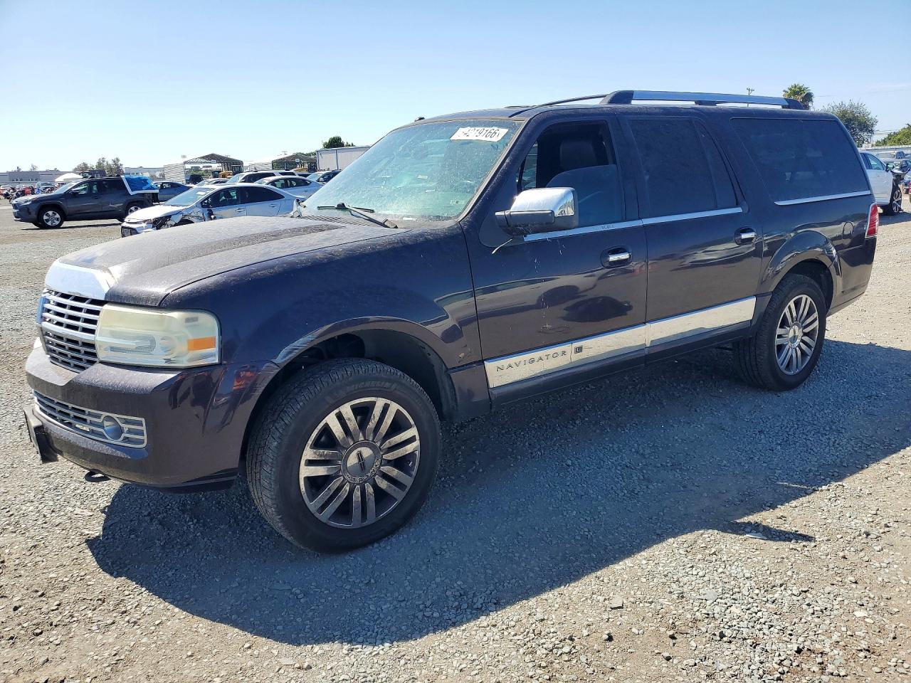 2007 Lincoln Navigator, VIN 5LMFL27597LJ10139 — Side