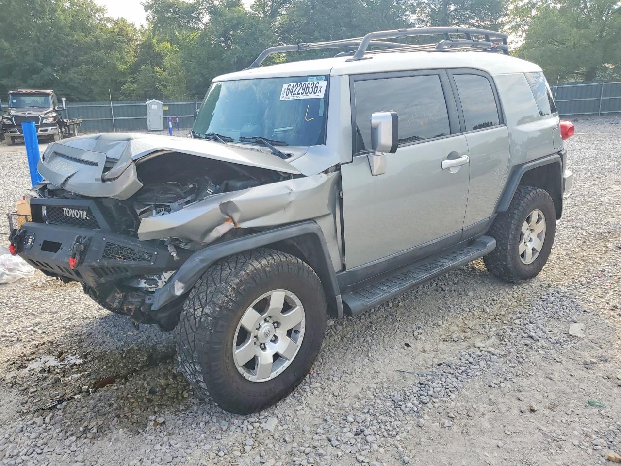 2010 Toyota FJ Cruiser, VIN JTEBU4BF3AK084385 — Front end