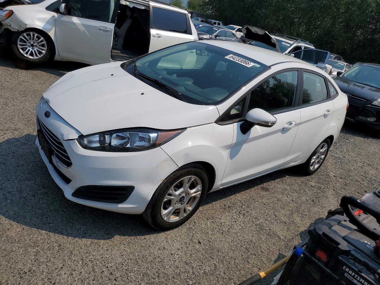 2015 Ford Fiesta SE, VIN 3FADP4BJ5FM225536 — Front end