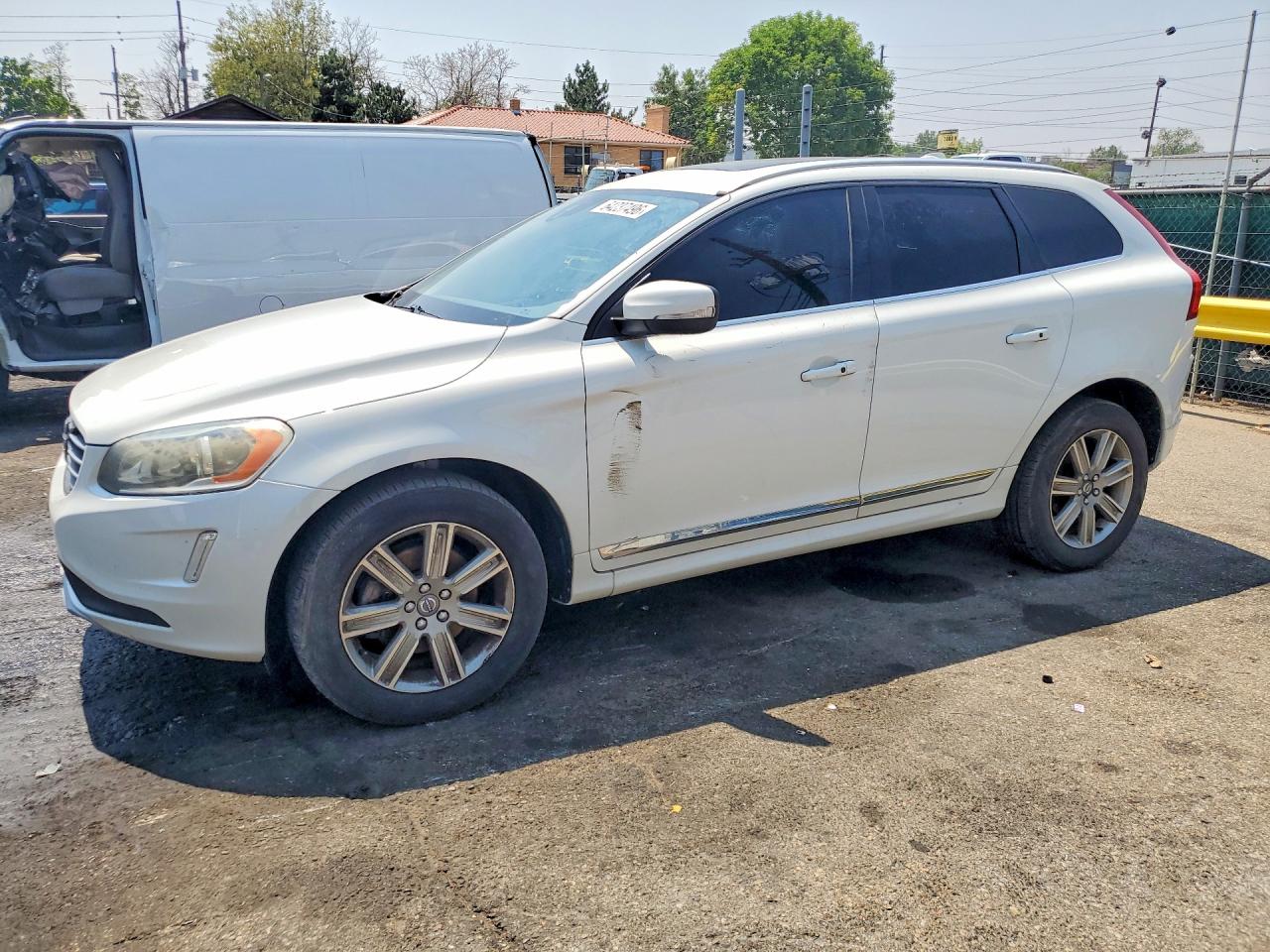 2016 Volvo XC60 T5 Premier, VIN YV4612RK7G2796359 — Бок