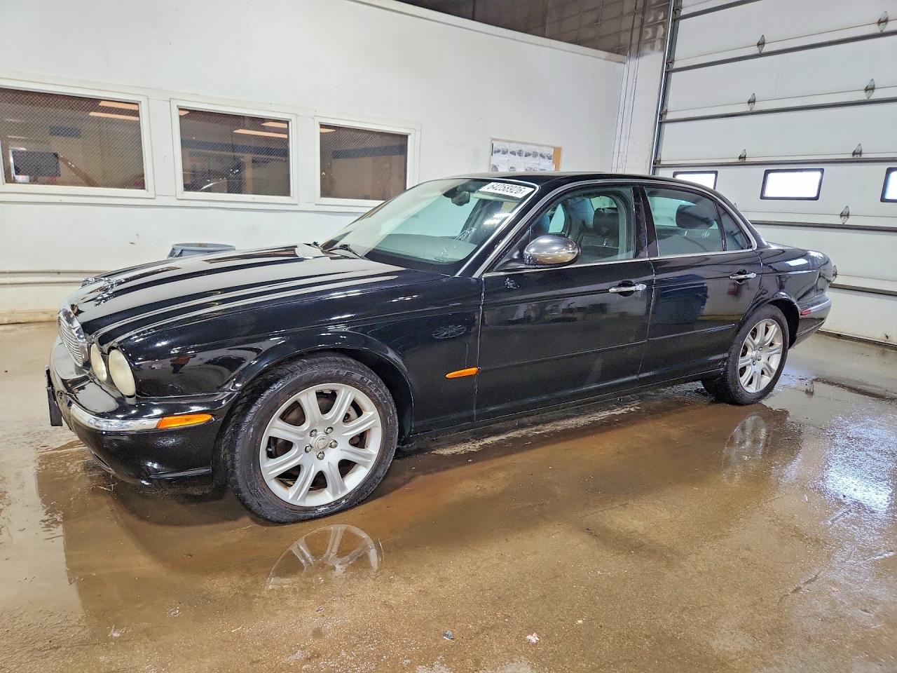 2004 Jaguar XJ 8, VIN SAJEA71C44SG01639 — Front end