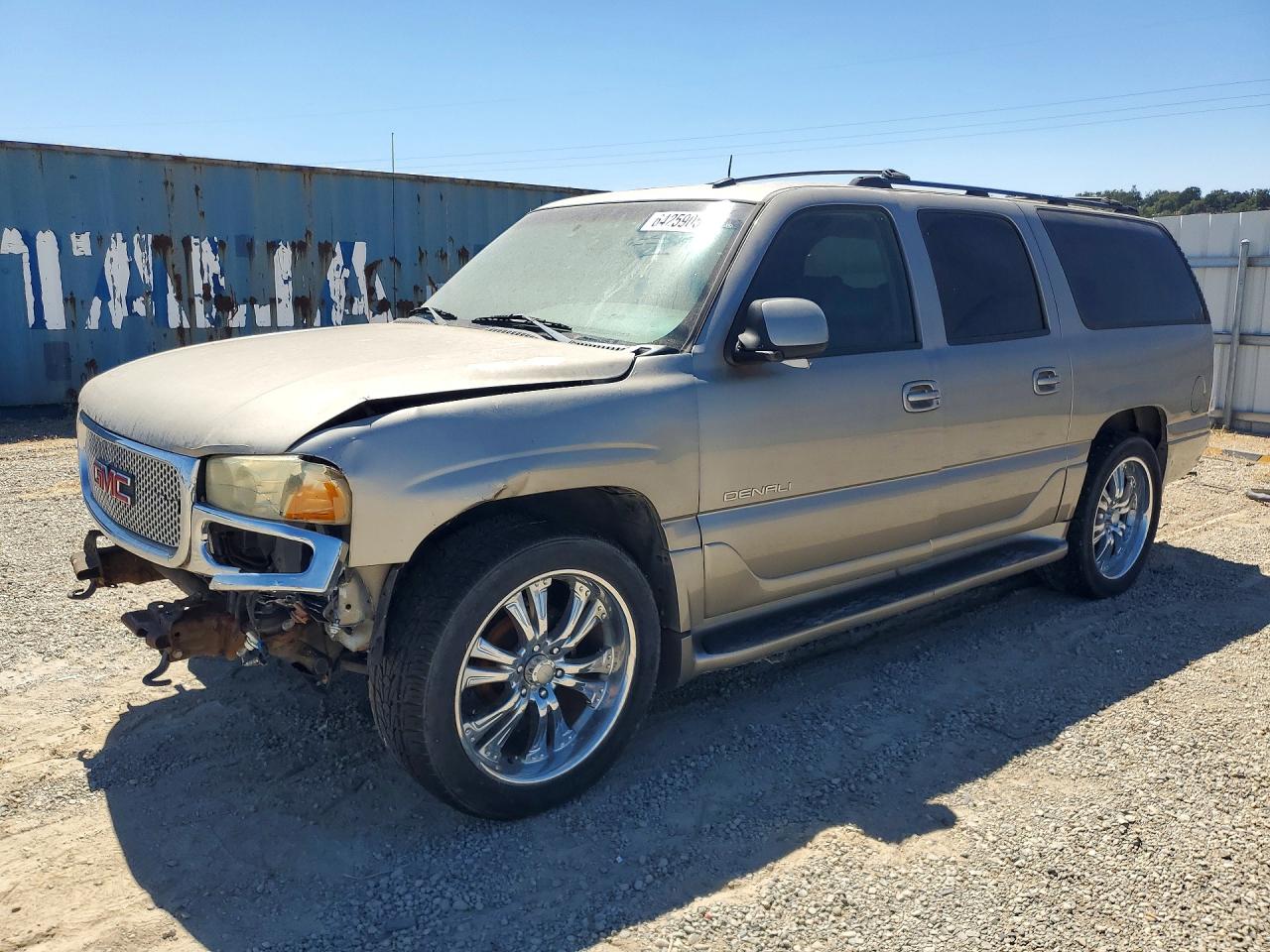 2002 GMC Yukon XL, VIN 1GKFK66U92J251683 — Front end