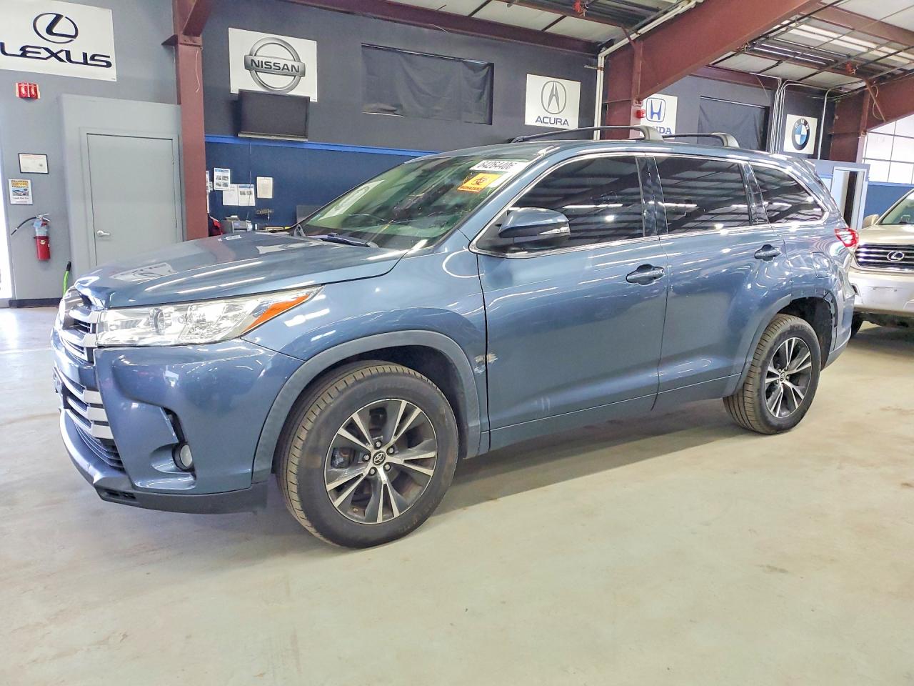 2018 Toyota Highlander LE, VIN 5TDZZRFH9JS241083 — Minor dents and scratches