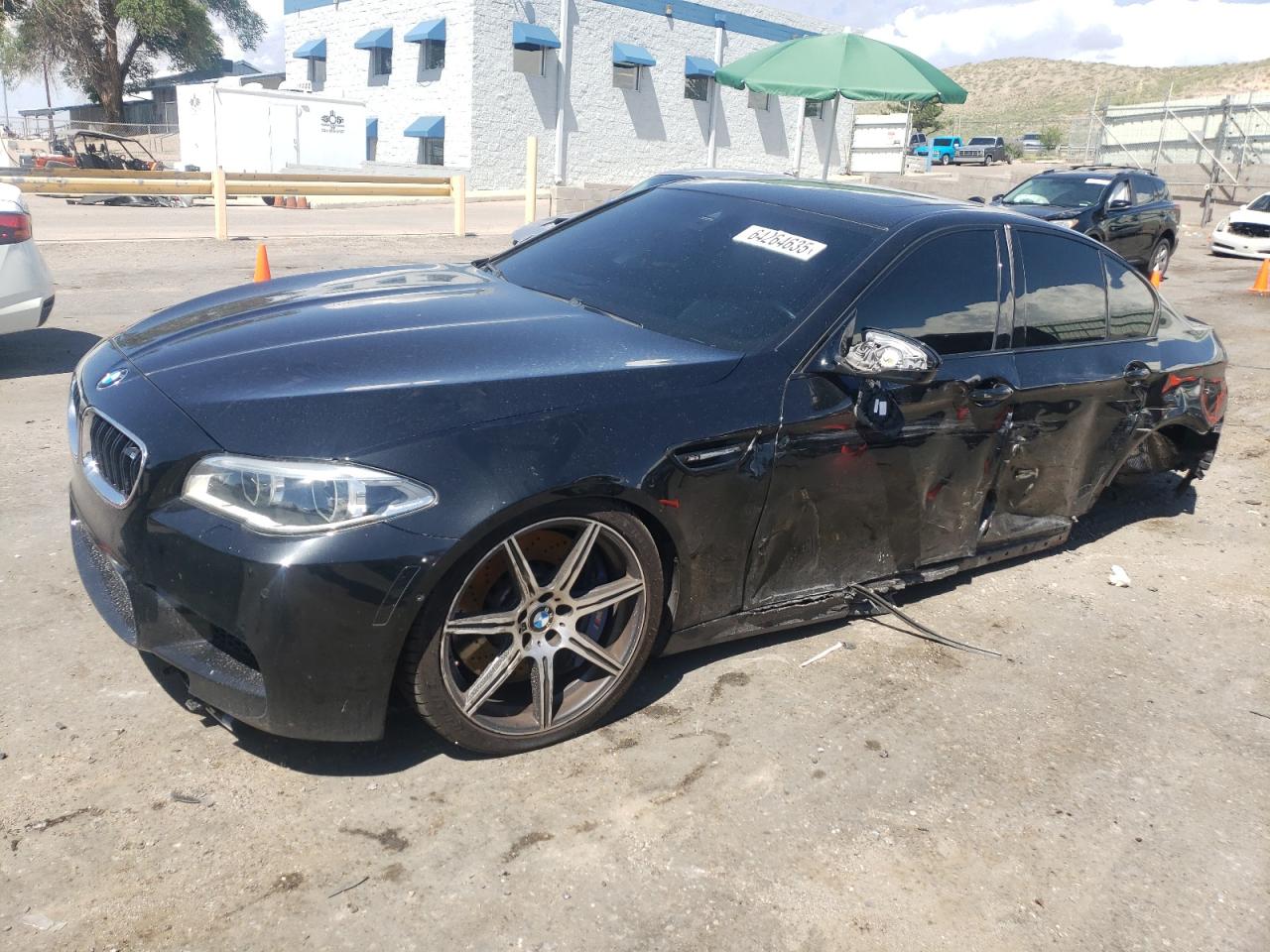 2015 BMW M5, VIN WBSFV9C51FD594924 — Бок