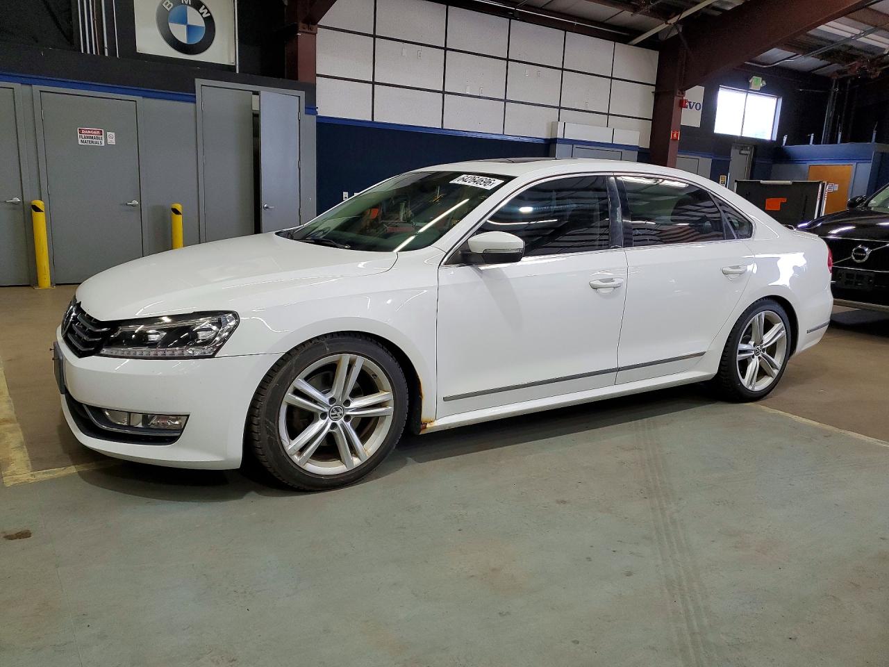 2014 Volkswagen Passat SEL Premium, VIN 1VWCN7A35EC031327 — Мелкие вмятины и царапины