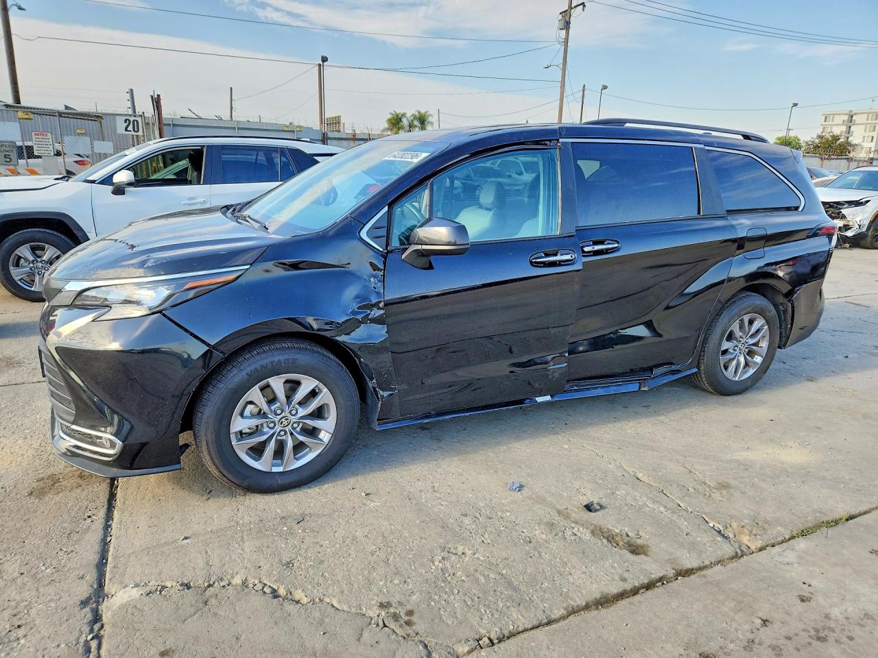 2024 Toyota Sienna XLE, VIN 5TDYRKEC9RS215586 — Rollover