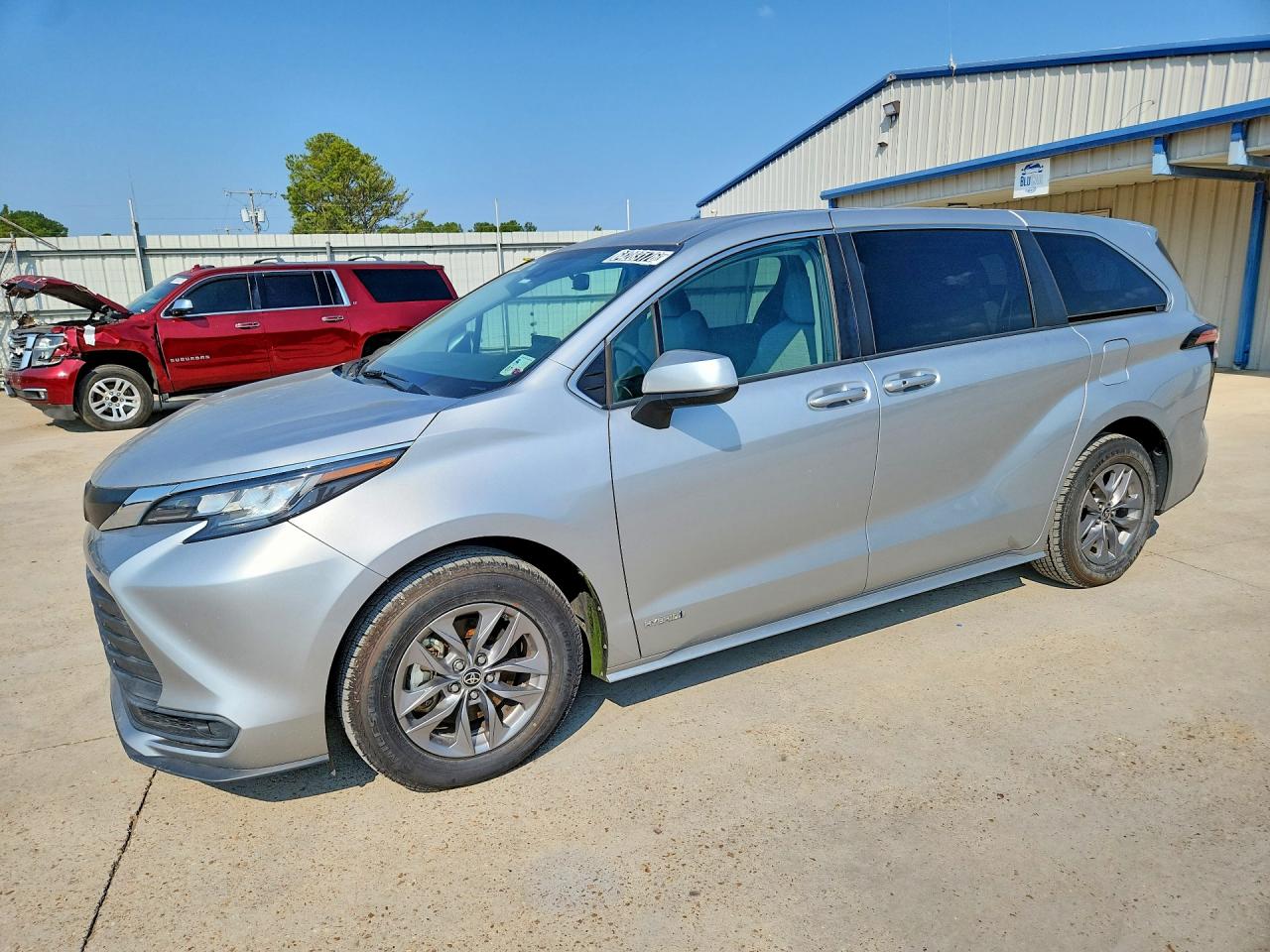 2021 Toyota Sienna LE, VIN 5TDKRKEC7MS051494 — Minor dents and scratches