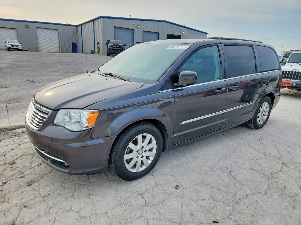 2016 Chrysler Town & Country Touring, VIN 2C4RC1BG6GR298634 — Front end