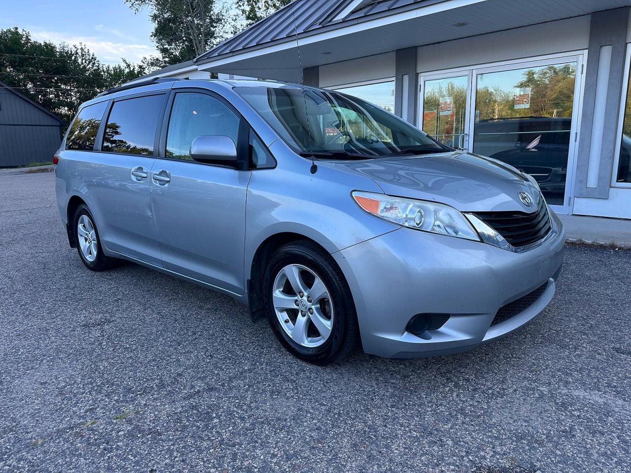 2014 Toyota Sienna LE, VIN 5TDKK3DCXES478665 — Minor dents and scratches