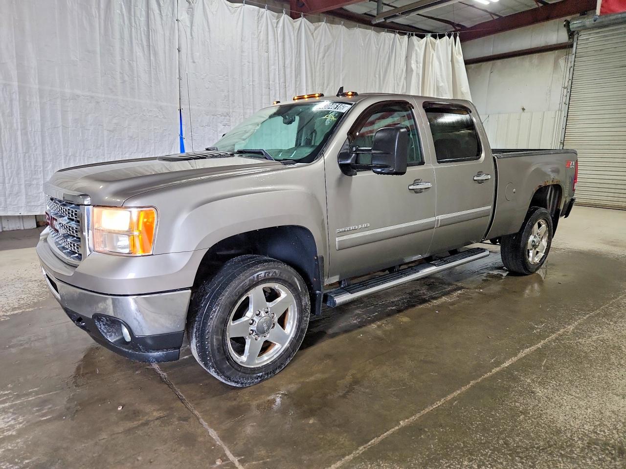 2013 GMC Sierra 2500HD SLE, VIN 1GT120CG8DF188602 — Мелкие вмятины и царапины