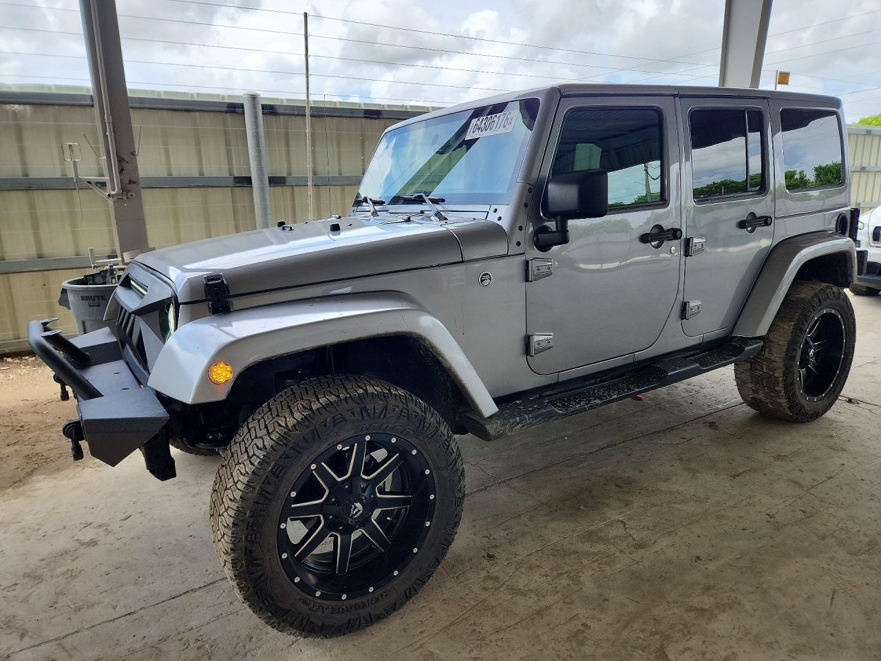 2017 Jeep Wrangler Unlimited Smoky Mountain, VIN 1C4BJWEG9HL530427 — Minor dents and scratches